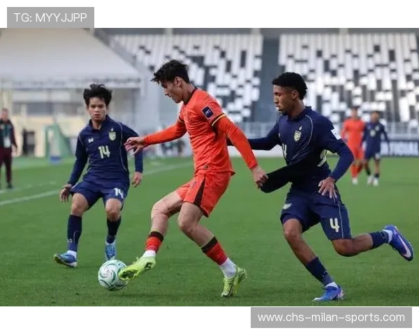 成都蓉城拜合拉木连续冲刺拉扯，防线被迫整体后退